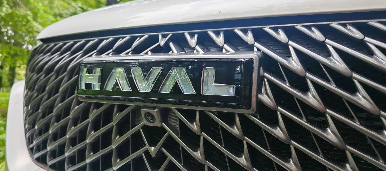 Передняя эмблема Haval с подсветкой (светлая)